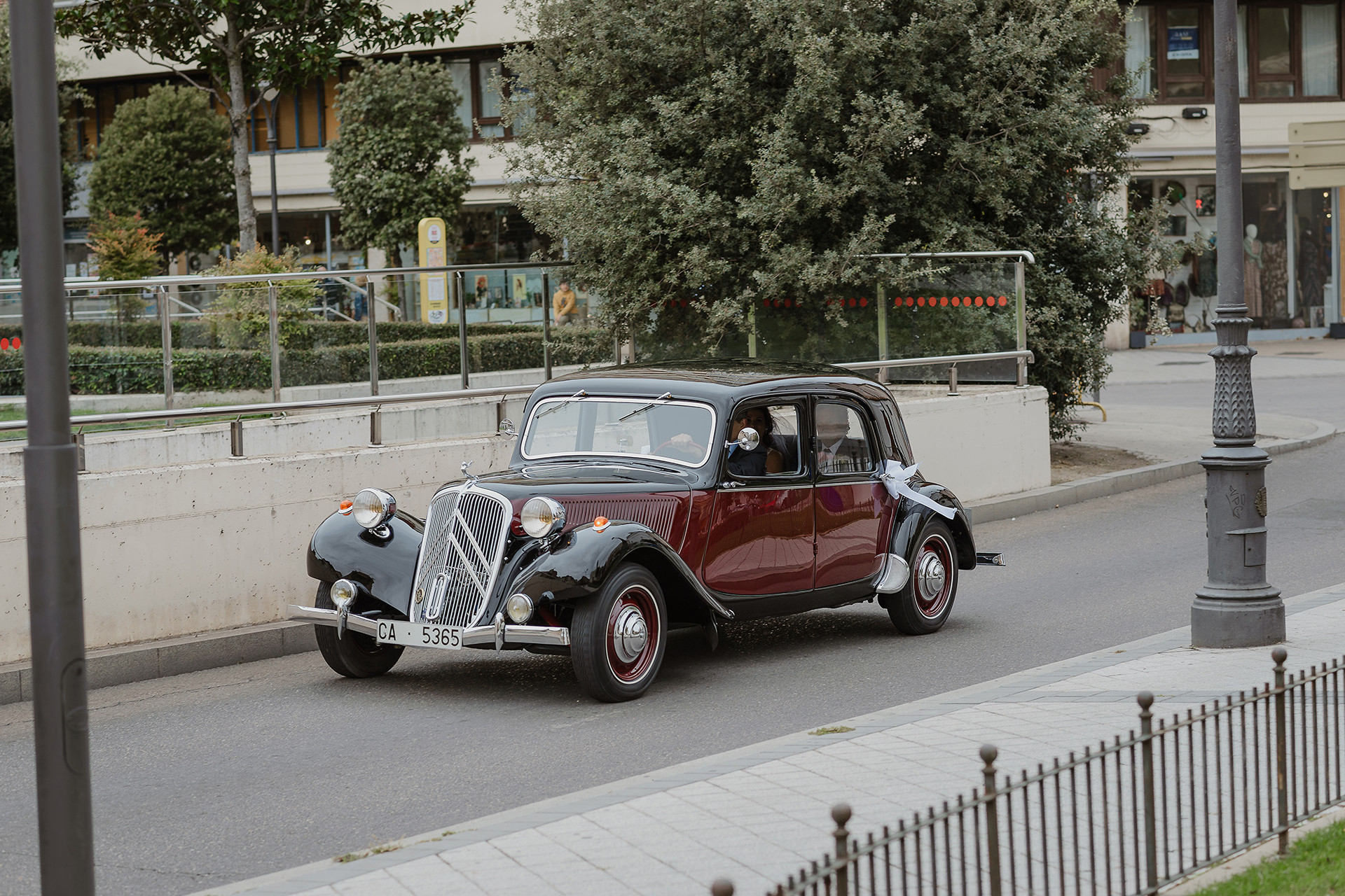 Coche de épocafotógrafo de boda en Valladolid