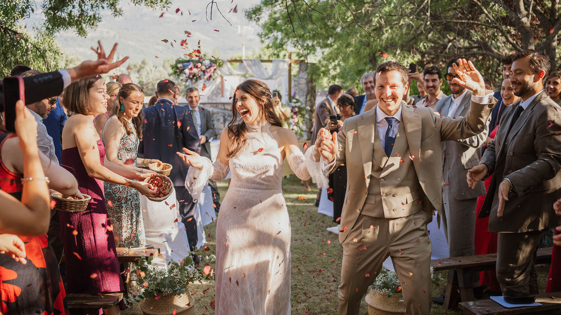 Reportaje de boda de Irene y Jaime. Ceremonia y banquete realizado en el Pazo de Lama de Navaluenga (provincia de &Aacute;vila), capturados en im&aacute;genes por el fot&oacute;grafo de bodas Carlos Mateo de Spont&aacute;nea. Las fotograf&iacute;as de esta boda pueden ser vistas en la p&aacute;gina web de Spont&aacute;nea https://spontanea.es/ o en sus redes sociales en @spontanea.e Instagram y Facebook. Si deseas contactar a Carlos Mateo y su equipo para tu propia boda, no dudes en enviarles un correo a soporte@spontanea.es o llamar al n&uacute;mero (+34) 646 779 445.