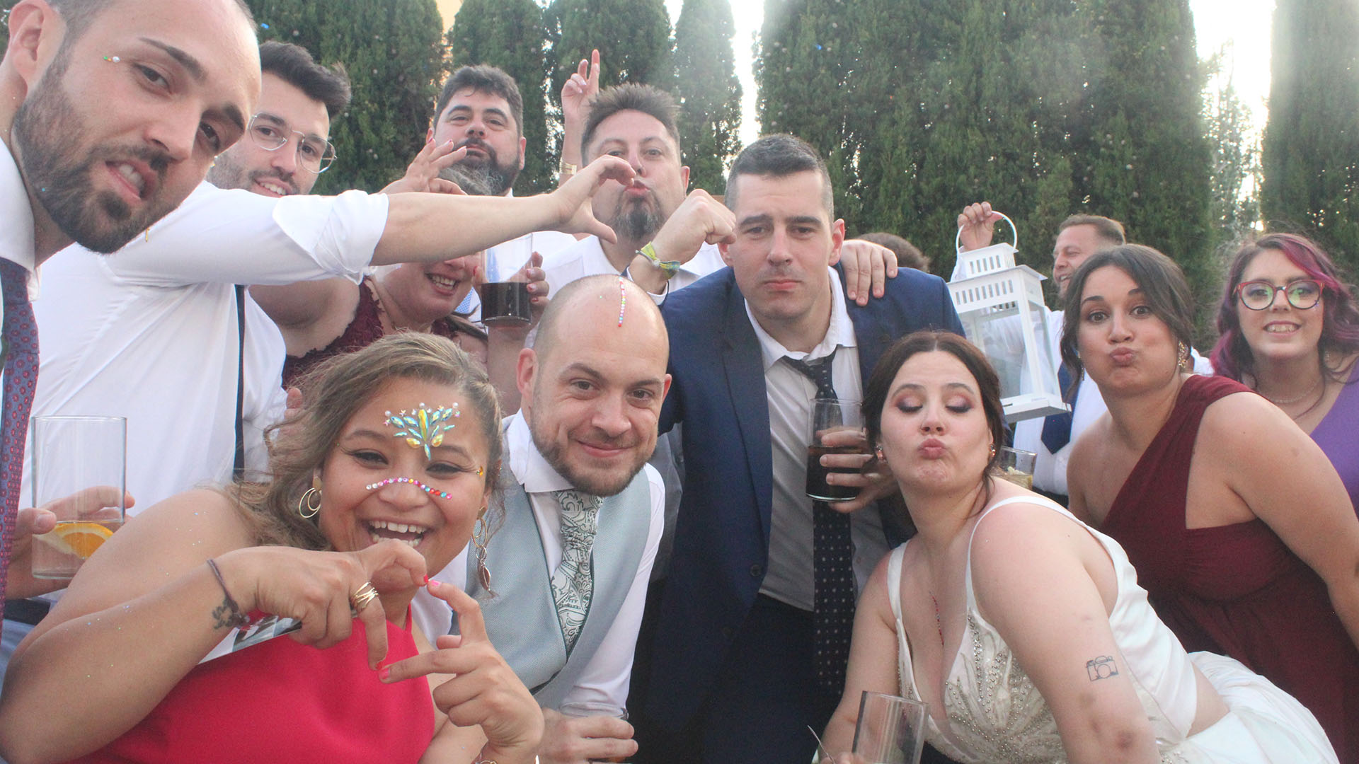 El servicio de fotomat&oacute;n en la boda de Rub&eacute;n y Teresa fue un &eacute;xito, capturando momentos divertidos y emotivos de los invitados en el Hotel Villa de Ferias en Medina del Campo. Desde risas hasta besos, este servicio de imagen fue la mejor manera de inmortalizar la alegr&iacute;a del evento. Los novios y sus invitados disfrutaron de una experiencia &uacute;nica que se refleja en cada una de las fotos. Si buscas una boda divertida y emotiva, un servicio de fotomat&oacute;n es una excelente opci&oacute;n! www.spontanea.es